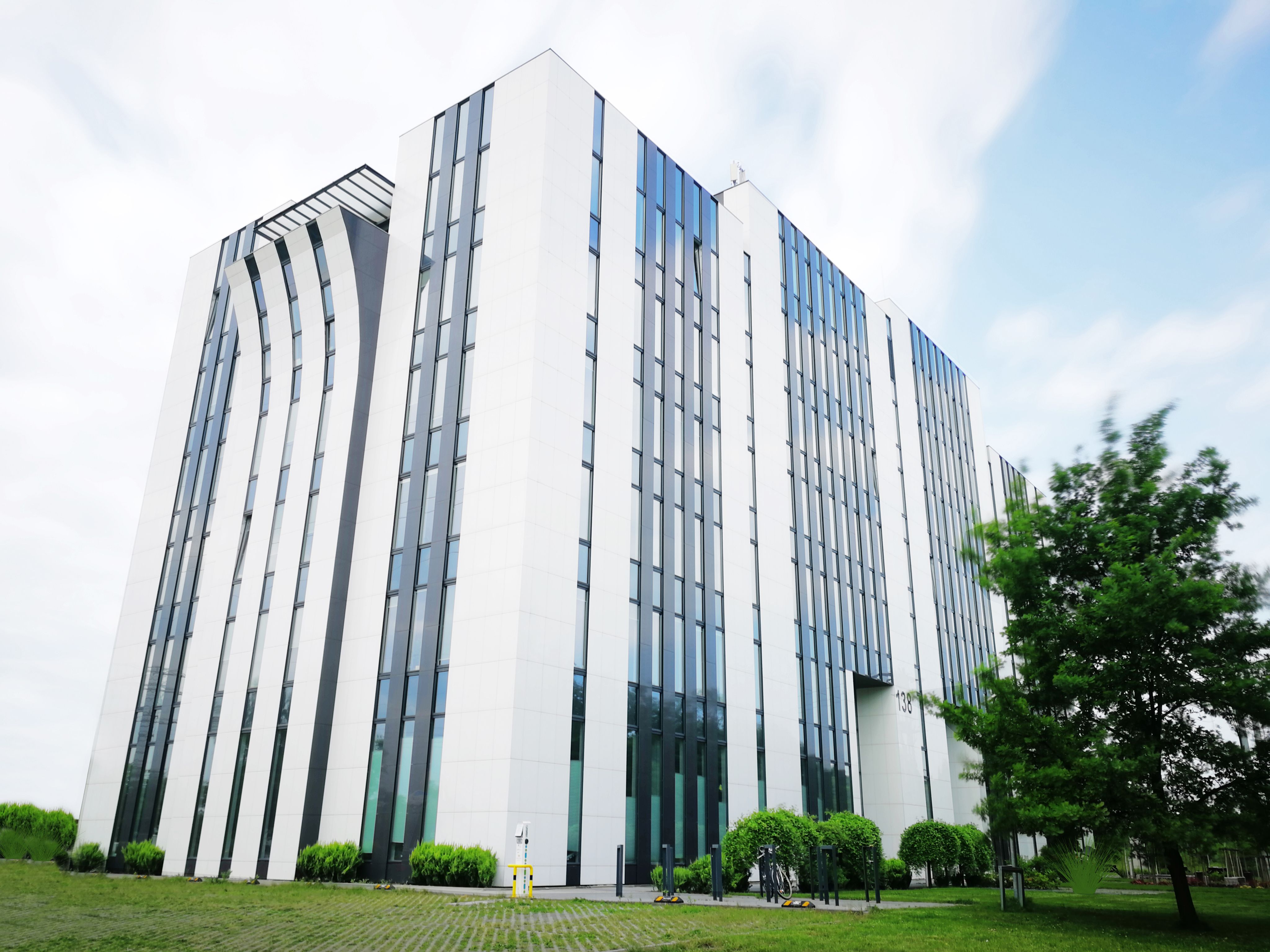 Biurowiec West Business Center przy ul. Strzegomskiej 138 we Wrocławiu, widok z zewnątrz.